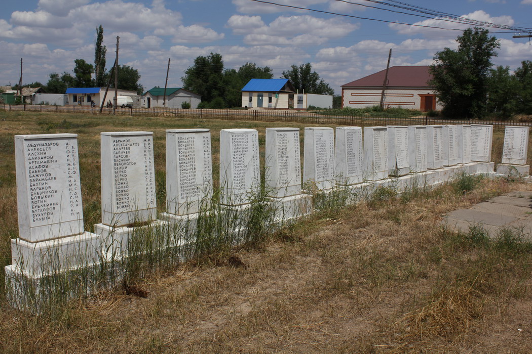 Погода волгоградская обл октябрьский аксай. Село Аксай Волгоградская область Октябрьский район. Волгоградская обл Октябрьский район село Аксай. Октябрьский район Волгоградская область Братские могилы. Братская могила Аксай.