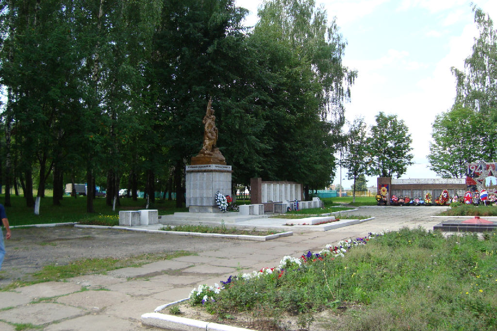 Сухиничи калужская область. Сквер Победы Сухиничи. Сухиничи мемориальный комплекс сквер Победы. Сухиничи город в Калужской области. Город Сухиничи памятники.