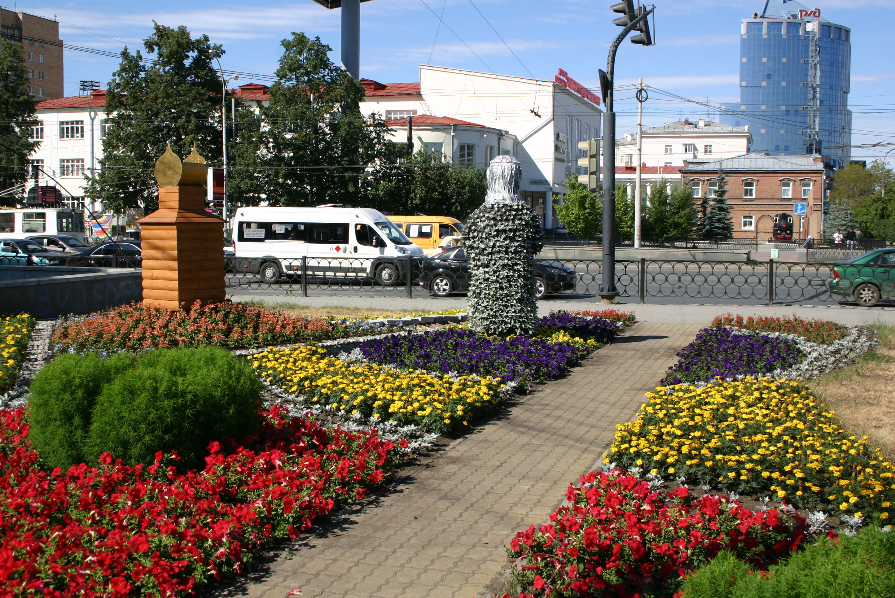 Город цветов екатеринбург. Парк Горького цветники. Городская клумба Екатеринбург. Парк Царицыно цветники. Клумбы города Кирова.