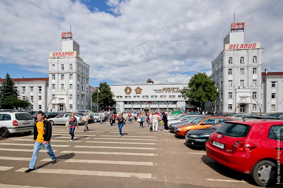 Завод минск. Минск тракторный завод. Минский тракторный завод здание. Проходная тракторного завода. Минский тракторный завод сверху.