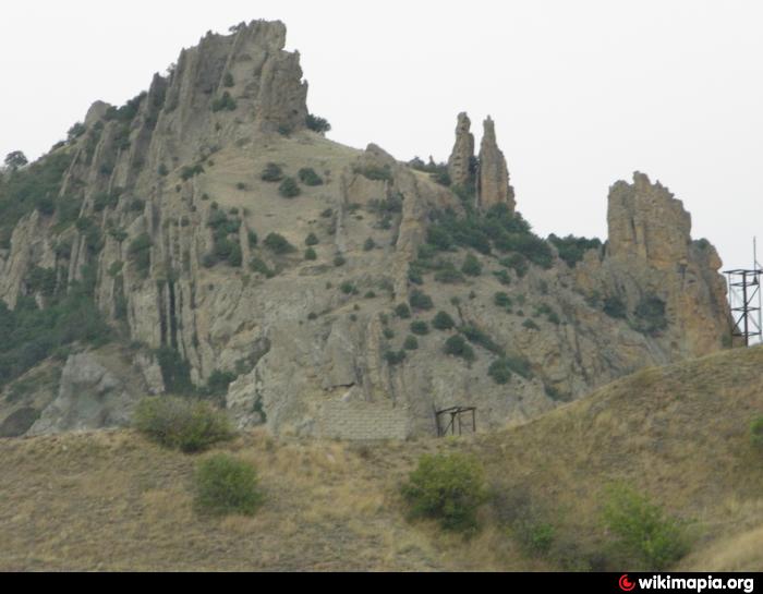 Король скала. Король и Королева Коктебеля 2006. Горы Король и Королева Сатка. Скала Королева. Скала в Челябинской области Король и Королева.