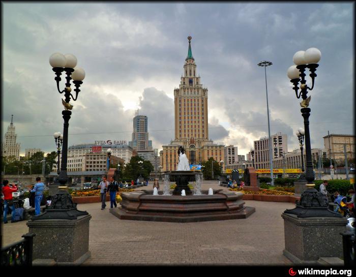 Площадь ру. Сквер на Комсомольской площади. Комсомольская площадь Москва. Сквер на Смоленской площади. Мост на Комсомольской площади Москва.