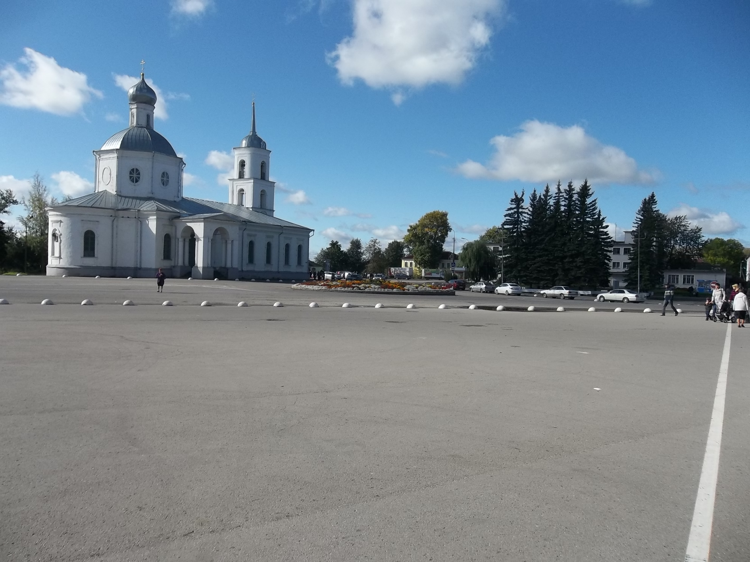 Площадь острого. Остров Псковская область площадь. Город остров сквер Клавы Назаровой. Площадь Клавы Назаровой остров. Площадь город остров.