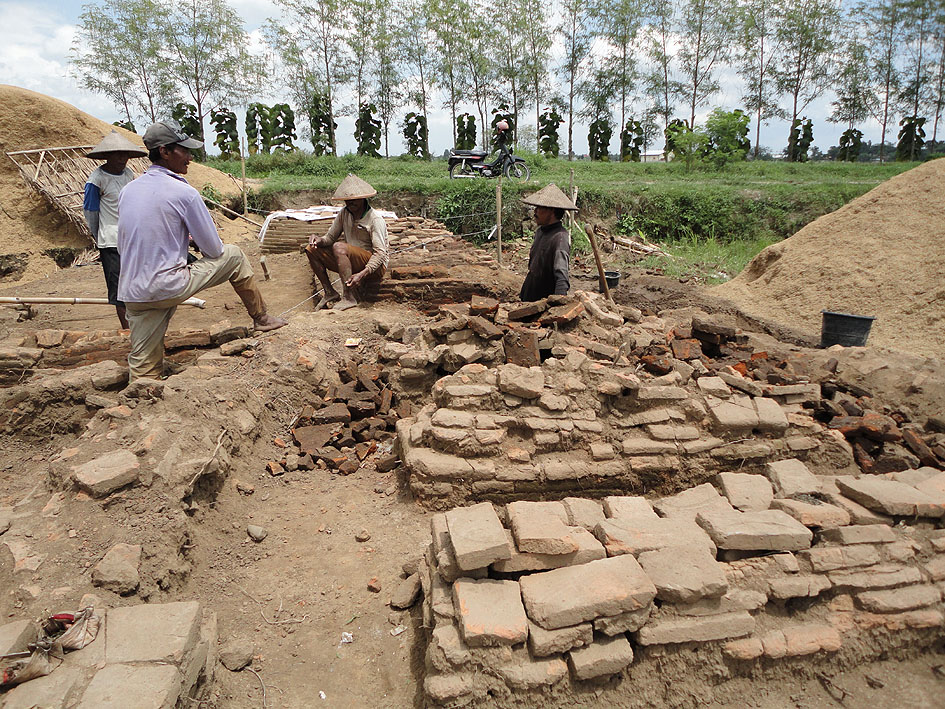 Situs Makam Kuno Loram Kudus