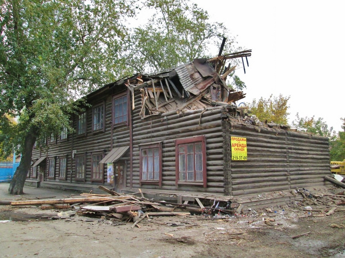 Ул стрелочников екатеринбург. Екатеринбург ул Стрелочников дом2. Бараки на Стрелочников. Аварийные дома Екатеринбург.