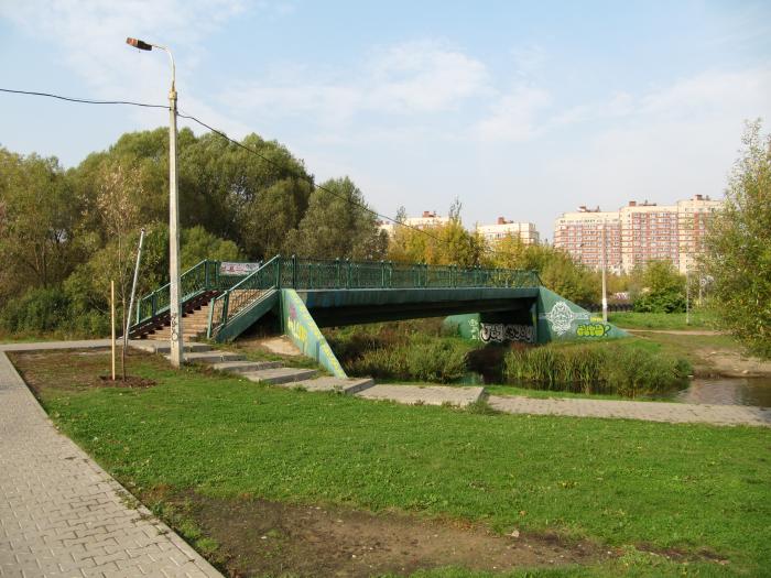 Тонко мытищи. Пешеходный мост через Яузу Мытищи. Река Яуза Мытищи мост. Парк Яуза Мытищи. Ухтомская пешеходный мост.