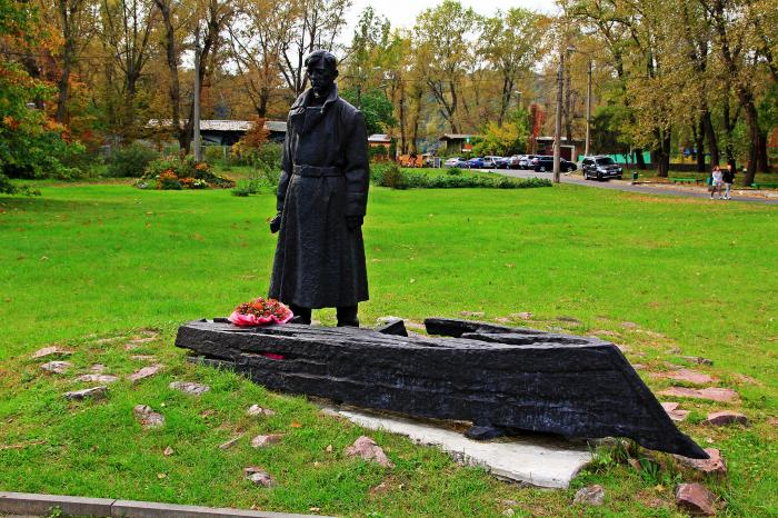 Разрушенный памятник. Памятник Воднику. Памятник в поселке Киевский.