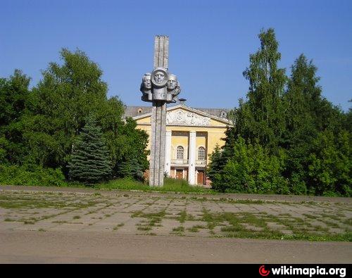 Влксм рыбинск. Полиграф Рыбинск район. Памятники полиграфа Рыбинск. Комсомольская площадь Рыбинск.