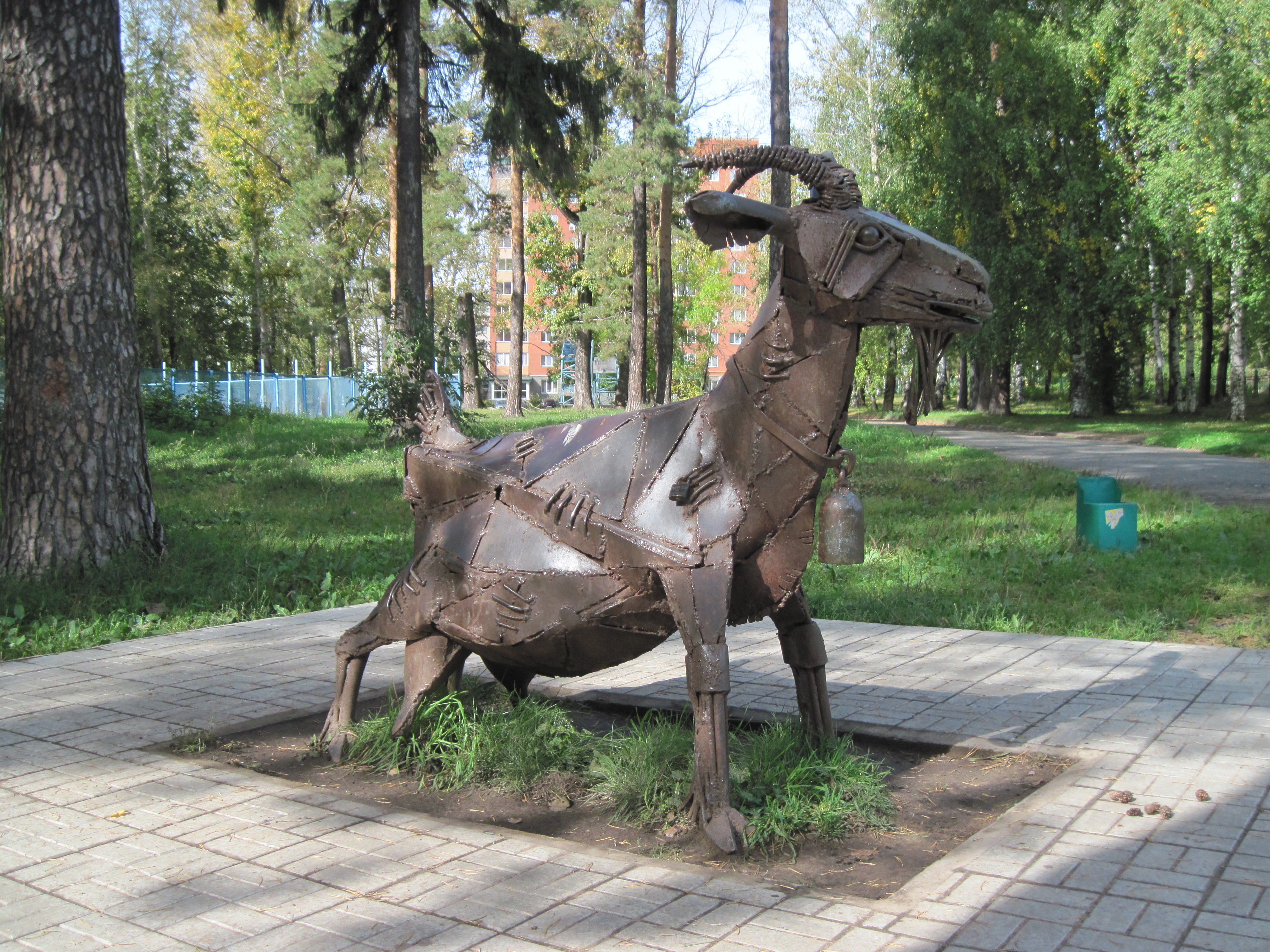 Памятники ижевска. Скульптура коза Ижевск. Памятники в козьем парке Ижевск. Коза парк Березовая роща Ижевск. Г.Ижевск памятник козе.