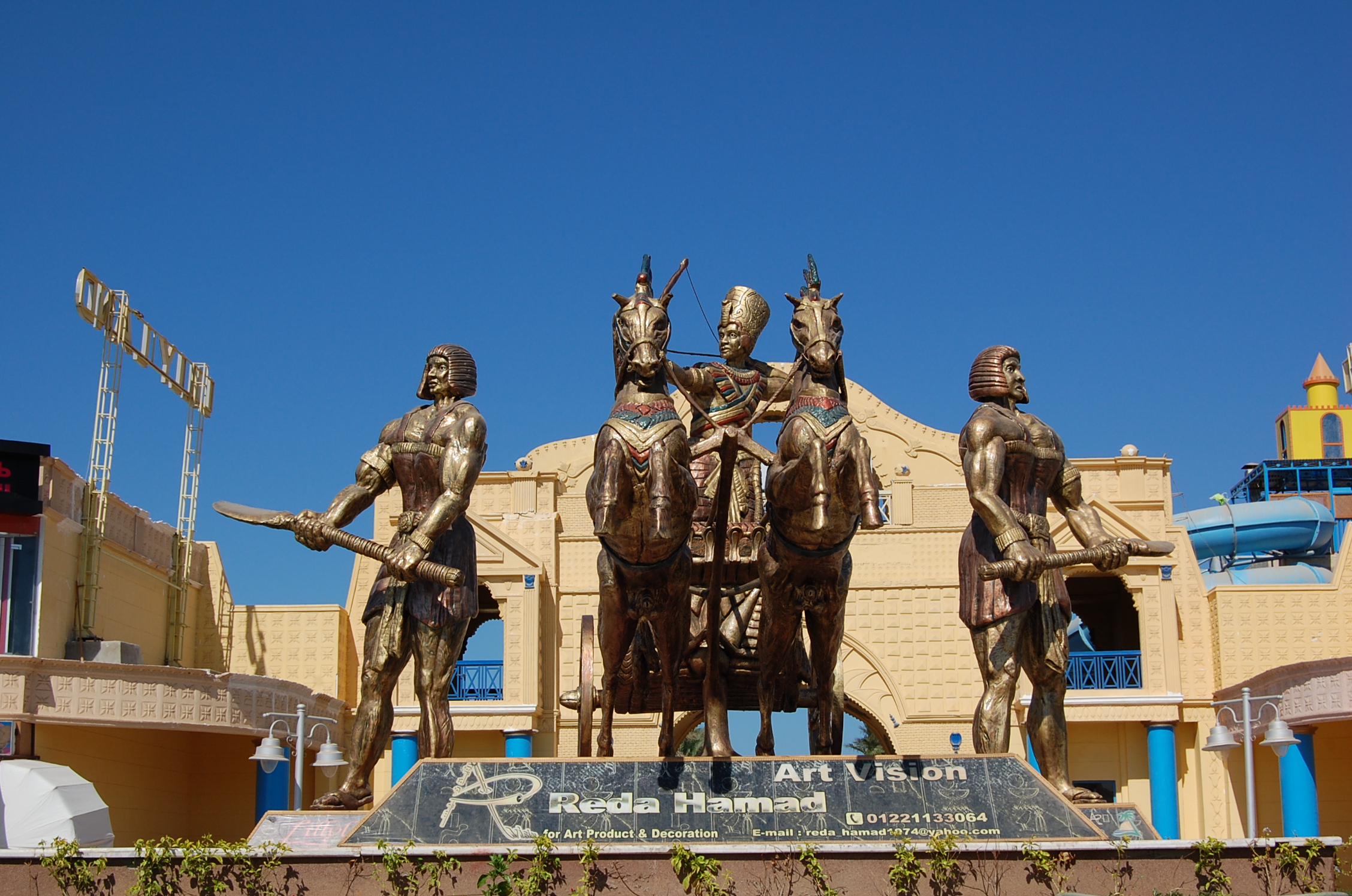 Hurghada city. Хургада памятник. Лилиленд Хургада. Памятник в Хургаде с автоматом.