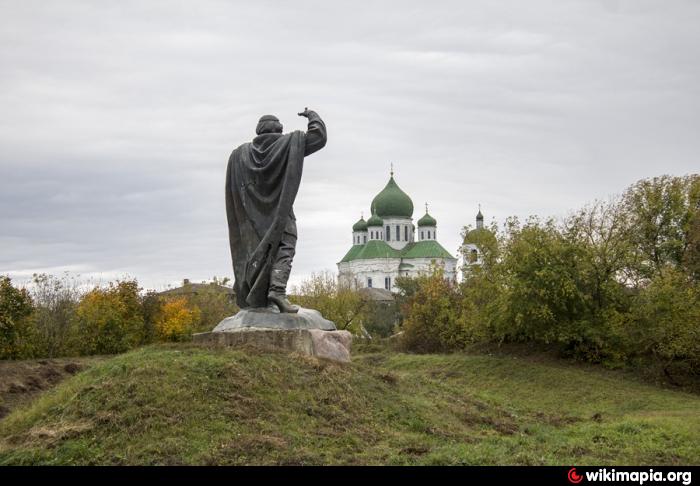 Время новгород северский. Новгород Северский замковая гора. Памятник в Новгороде-Северском. Памятник баяну в Брянске. Новгород-Северский Википедия.