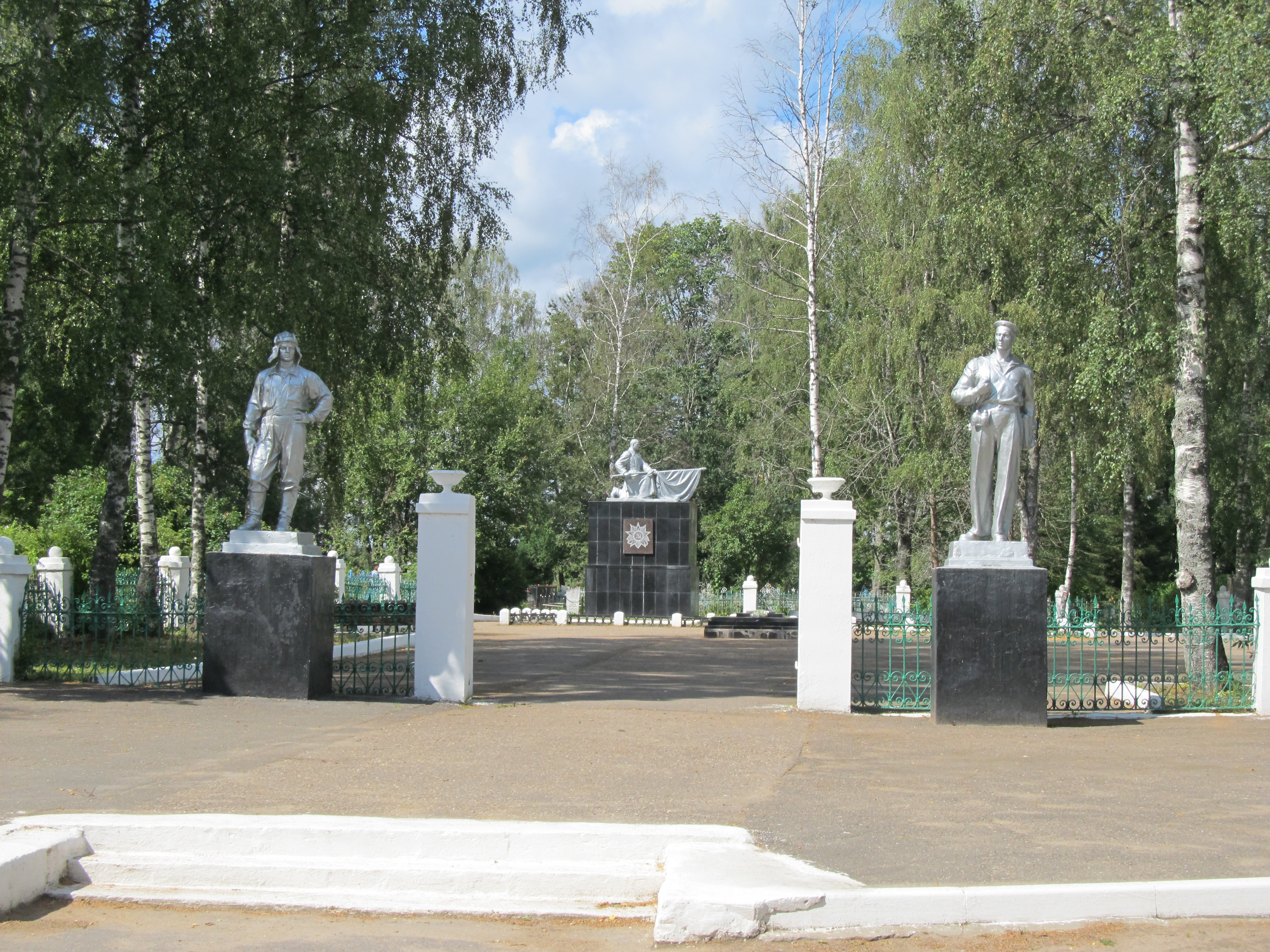 Кладбища вышнего волочка. Воинский мемориал Бологое. Воинский мемориал Вышний Волочек. Г Бологое памятники. Бологое парк Кирова.