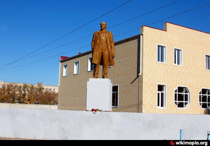 Погода в котельниково волгоградской. Город Котельники Волгоградская область. Золотой памятник Ленину в Котельниково. Памятник Ленину Верхнемакеевка. Волгоградская область, г.Котельниково, ул. Ленина, 7.