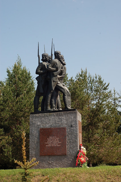 Кировское ополчение. Памятник ополченцам 9 дивизии народного ополчения Кировского Москвы. Памятник 9 дивизия народного ополчения Кировского района. Памятник ополченцам г. Ельня. Ельня памятник Кировскому ополчению.