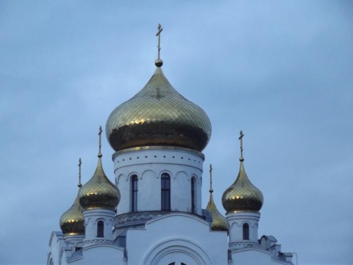 Алтын саяногорск. Рождественская Церковь Белгород старый город. Колокол храма Рождества Христого в Старом Оскол. Церковь Рождества Христова старый Оскол спереди. Купол в центре старого Оскола.