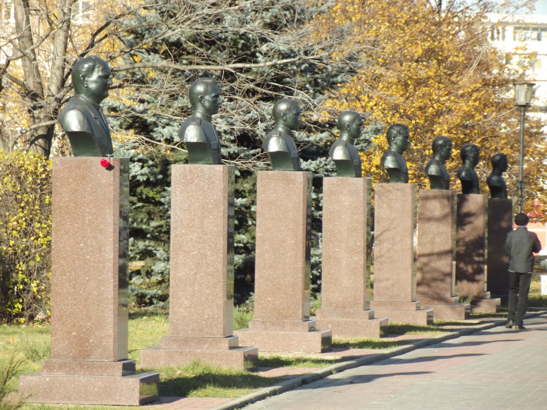 Аллея героев советского союза. Аллея героев старый Оскол. Памятник аллея славы старый Оскол. Аллея славы героев советского Союза в Старом Осколе. Бюсты героев советского Союза на аллее славы в Старом Осколе.