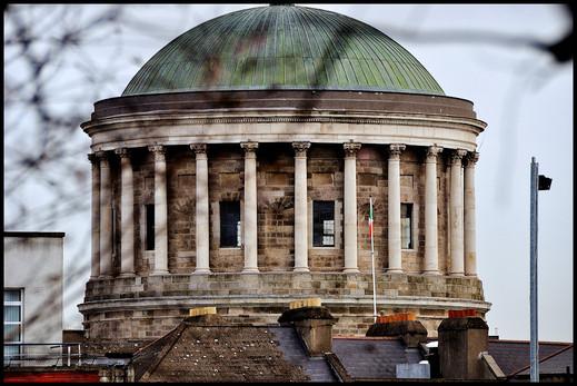 Four courts. Здание 4 судов Дублин. Здание четырёх судов. Здание 4 судов. Здание четырёх судов Чержеж.