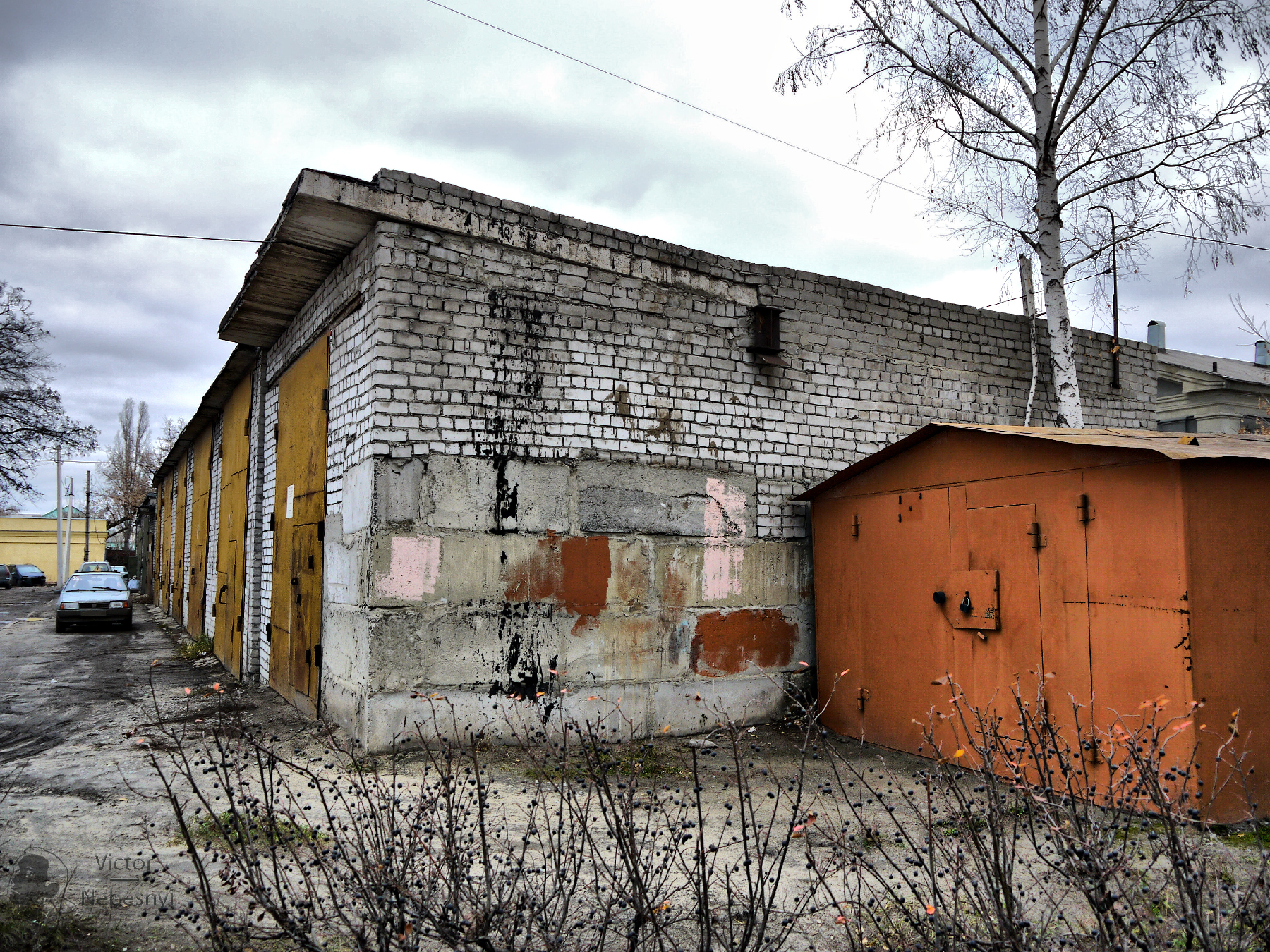 Гараж липецк. Крыша гаража здания автобаза СССР. Garage 92 Липецк. ПУ 19 советское. Фото гаражей Липецк.