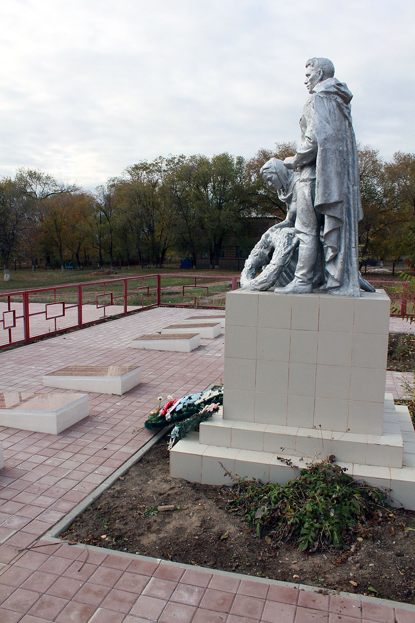 Погода буденновская ростовская область. Пролетарск станица Буденновская. Памятник Куцая балка Буденновская Пролетарский район Ростовской. Станица Новоархангельская Тихорецкий район Братская могила. Тихорецка памятник воинам.