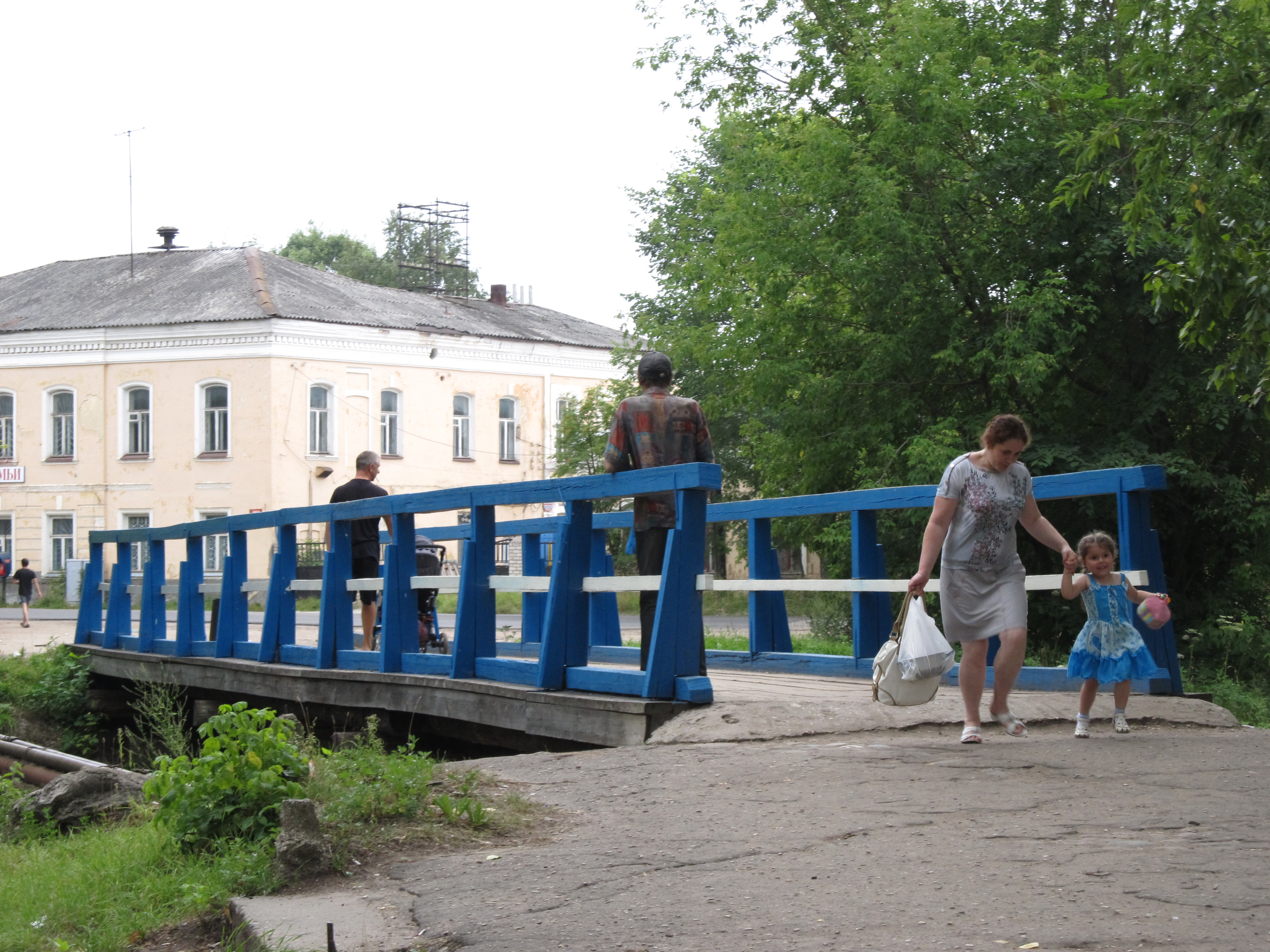 Погода в вышнем волочке 10 дней. Тверская Венеция Вышний Волочек. Голубой мостик Вышний Волочек. Цнинский канал. Парад лодок Вышний Волочек.