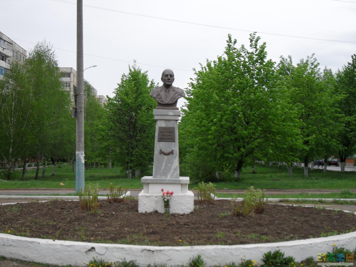 Мценск катукова. Памятник Катукову Мценск. Сквер Катукова Мценск. Катуков памятник во Мценске Катуков памятник во Мценске. Бюсты героев Мценск.