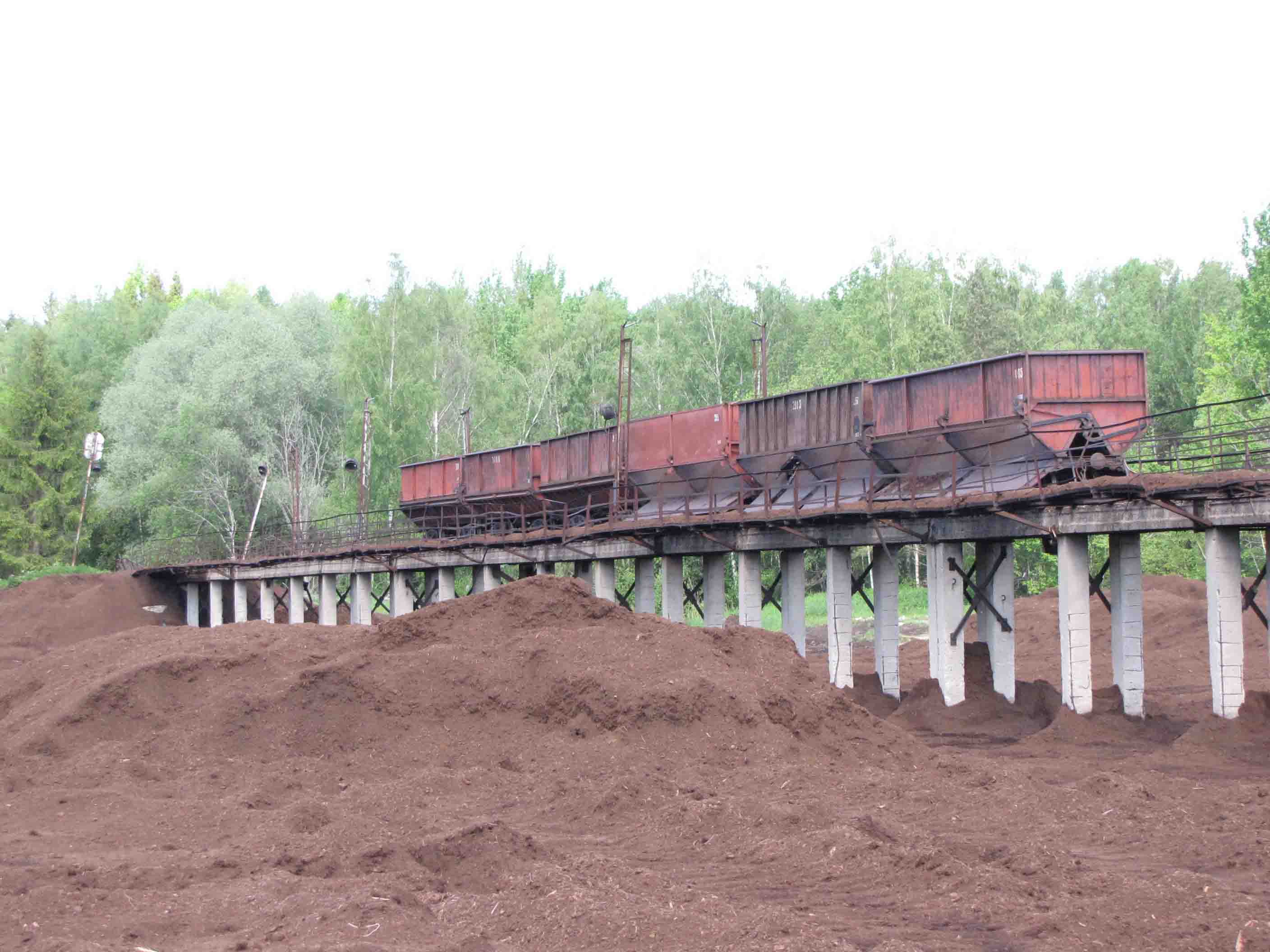 Повышенный путь. Эстакада для разгрузки полувагонов. Дзякино Глазовский район Торфопредприятие. Васькинское Торфопредприятие. Электрогорск Торфопредприятие.