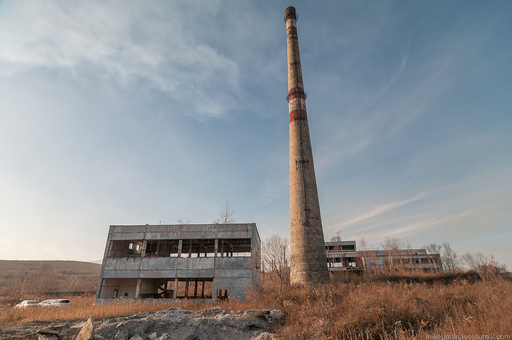 120 метров. Дымовая труба Монтана. Штат Монтана дымовая труба. Дымовая труба высотой 250 метров. Заброшенные дымовые трубы.