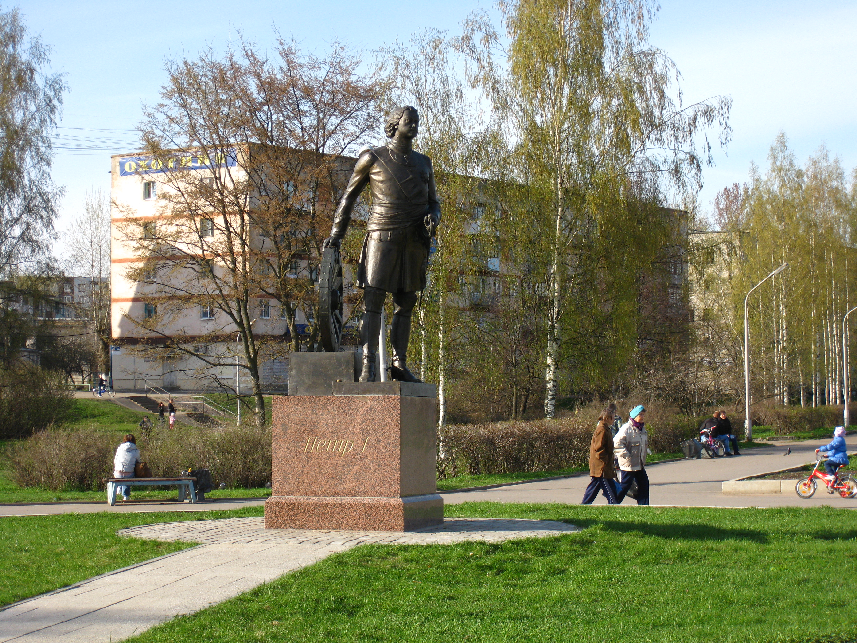 Великий новгород знакомимся с памятниками. Великий Новгород памятник Петру. Памятник Петру 1 в Великом Новгороде. Памятник Ползунову Великий Новгород. Памятник Петру 1 в великих Луках.