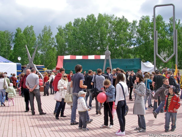 Самая самая миасс. Парк Бюрократ Миасс. Парк скрепка Миасс. Парк канцелярских товаров Миасс. Бюрократ Миасс Машгородок.