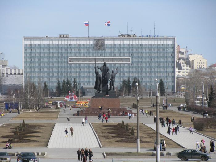 Пермь центральный. Площадь в Перми Эспланада. Пермь Центральная площадь. Здание напротив эспланады Пермь. Эспланада Казань городская Эспланада.