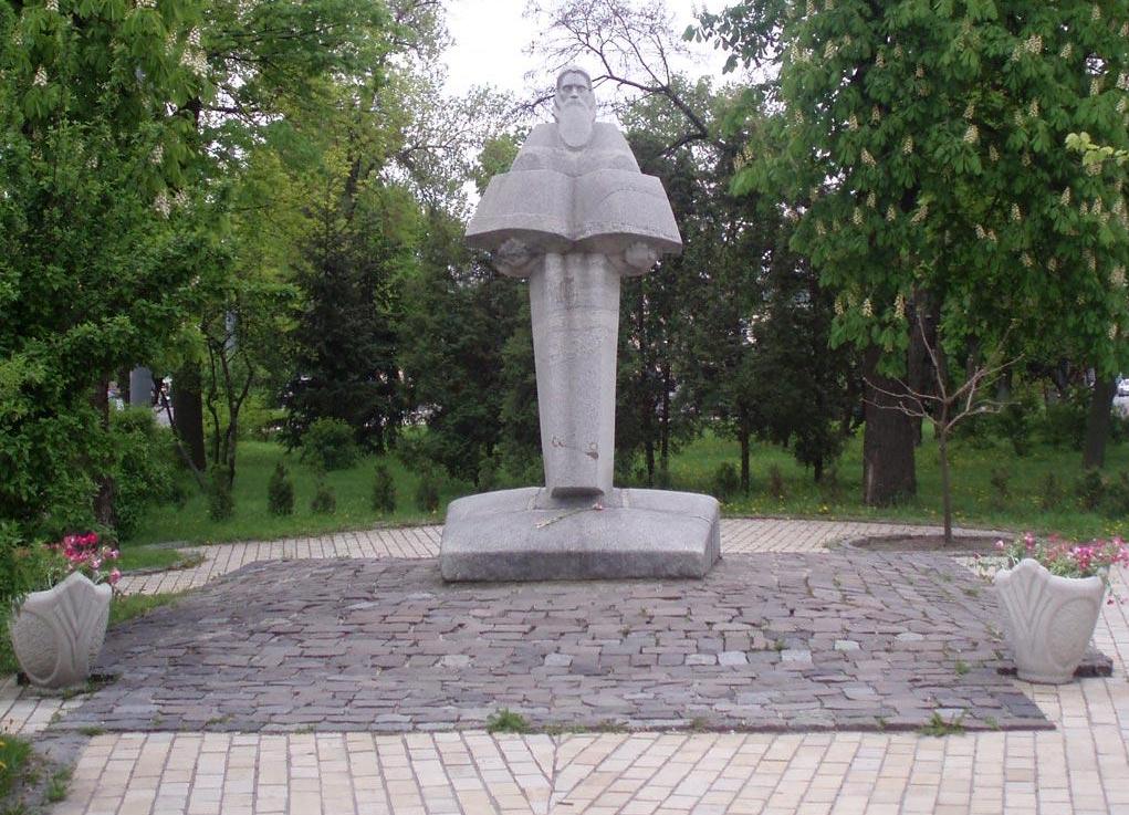 Нестор памятник киев. Памятник нестору. Памятник нестору летописцу во владимире. Памятник нестору летописцу. Памятник нестерлетопискц.