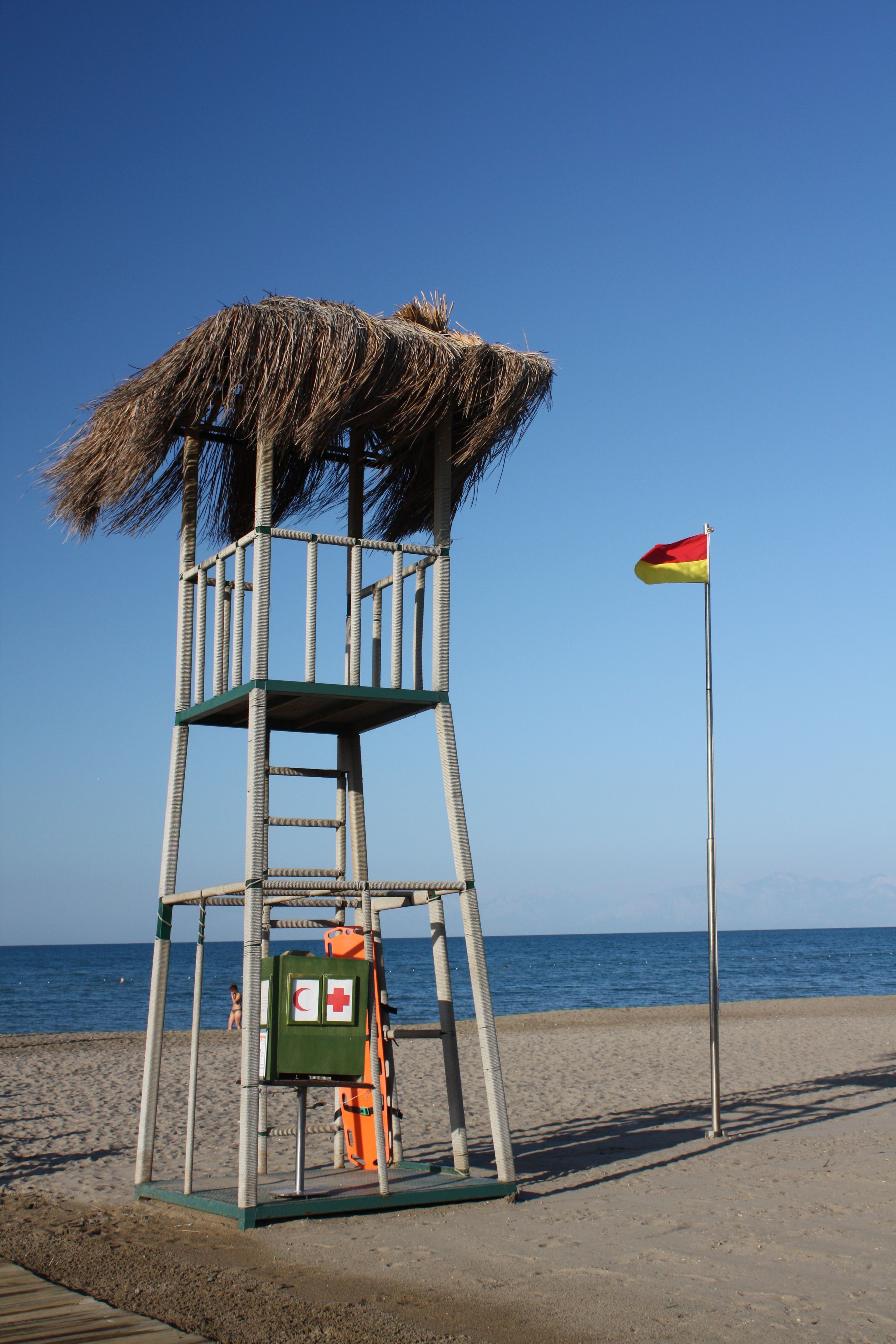Смотровая вышка на пляже. Спасатель на пляже. Спасательная вышка на пляже. Вышка спасателя. Смотровая вышка на пляже.