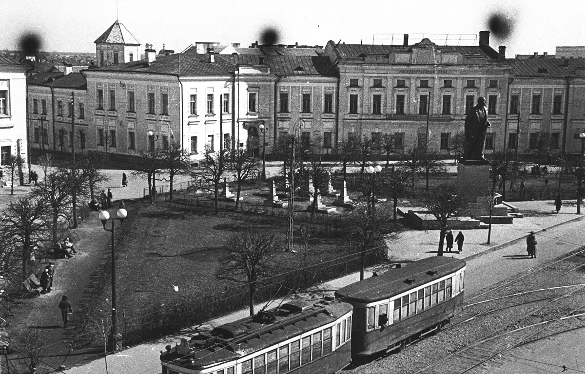 Площадь почтовой марки площадь письменного стола площадь города