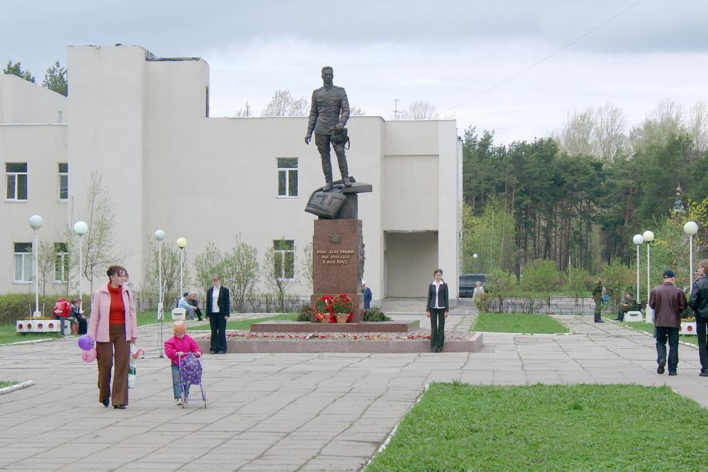 Мкр заря балашиха. Заря Балашиха памятники. Заря мкр Балашиха памятник. Мкр Заря памятники. Памятник маршалу Батицкому в мкр Заря Балашиха Московской области.