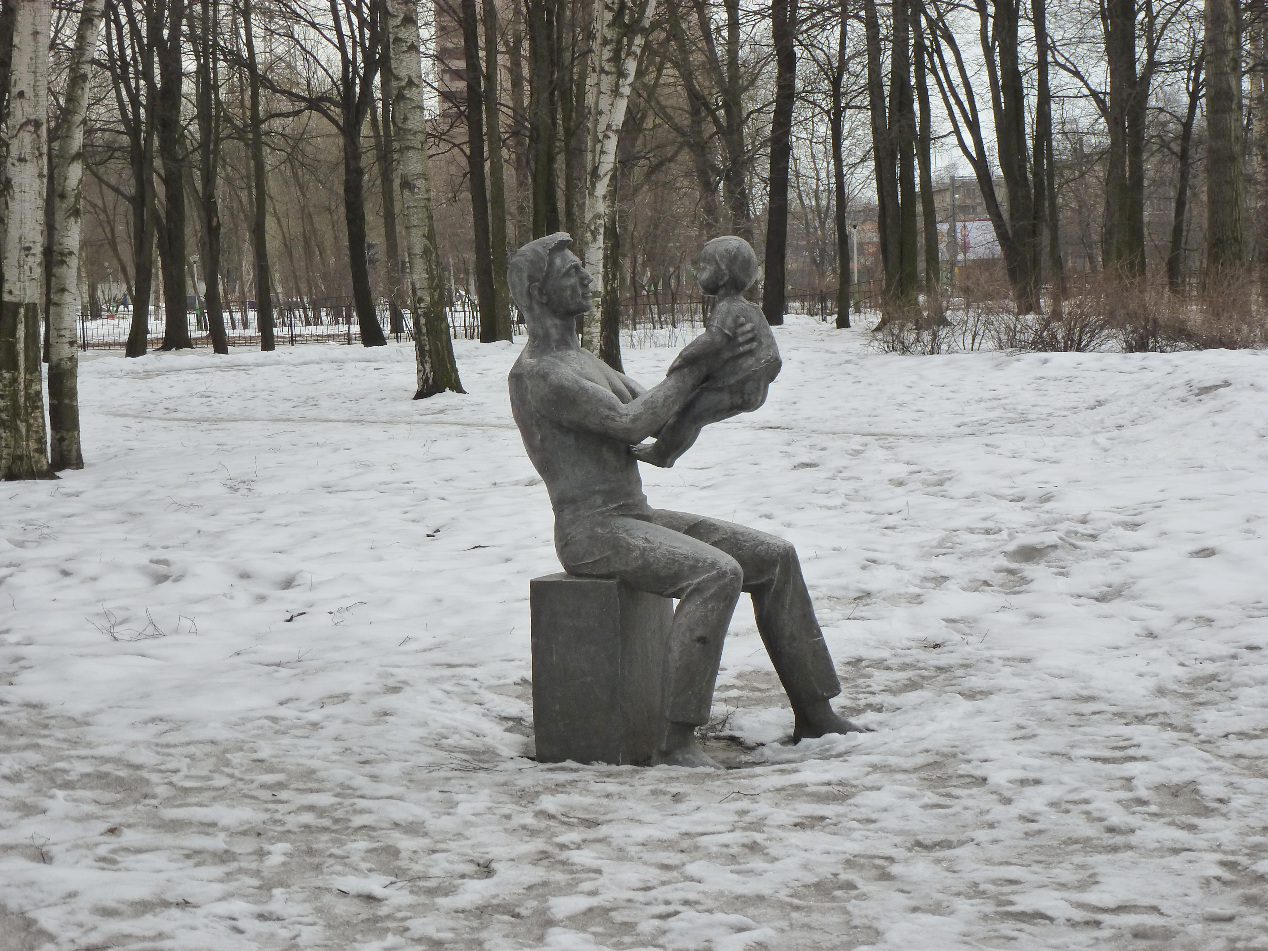 Скульптура отец. Скульптура папа и сын. Памятник отец и сын город Тарту. Скульптора отец и сын Санкт Петербург.