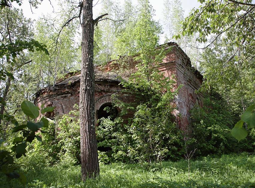 Ворошилово. Ворошилово Угличский район. Ярославская область Угличский район деревня Ворошилово. Развалины храм Тверская область. Заброшенные деревни Угличский район Ярославская область.