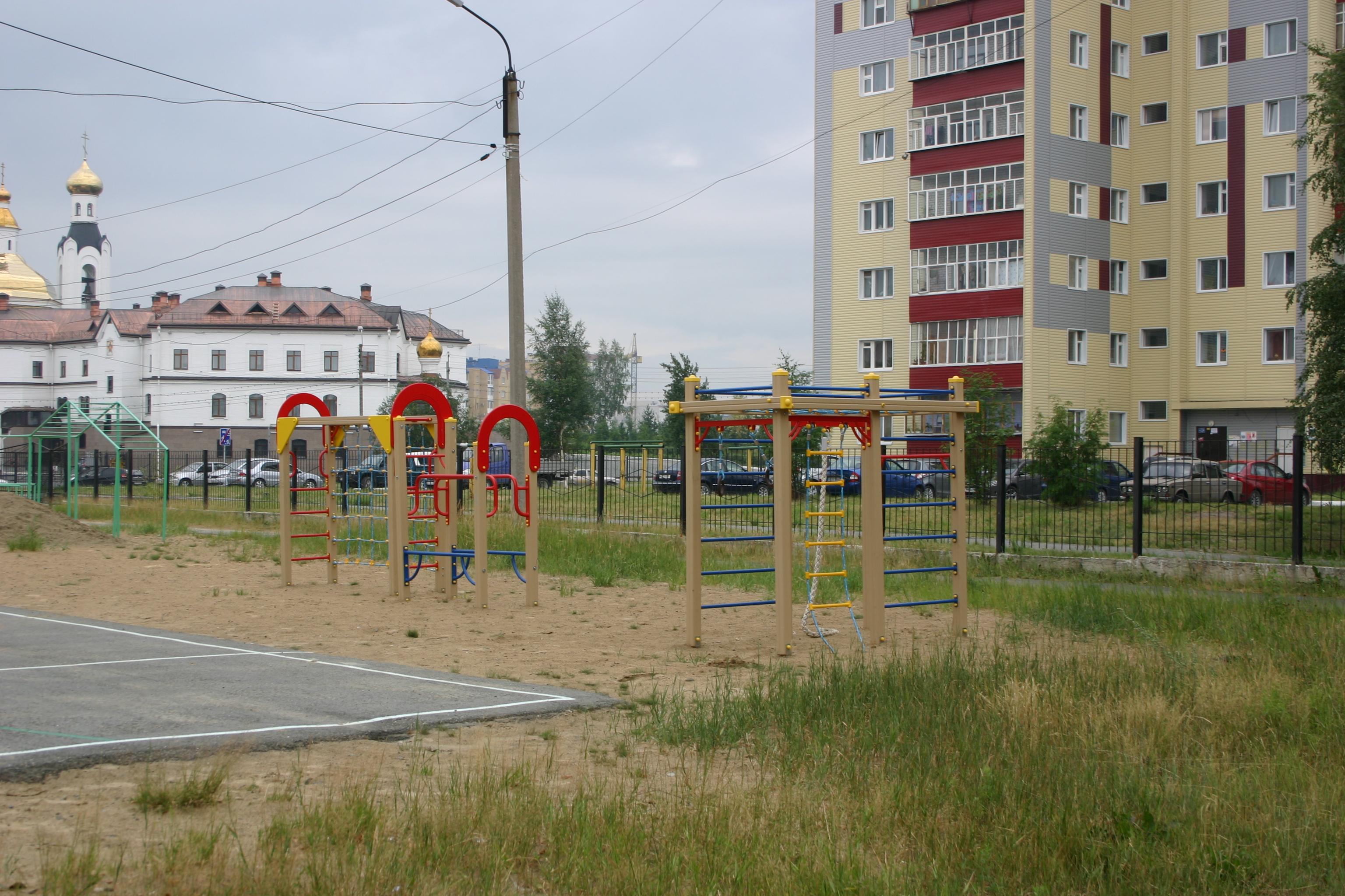 Городок спорт. Детская площадка в 16 мкр Нефтеюганск. Городок Нефтеюганск. Нефтеюганск спортивный.