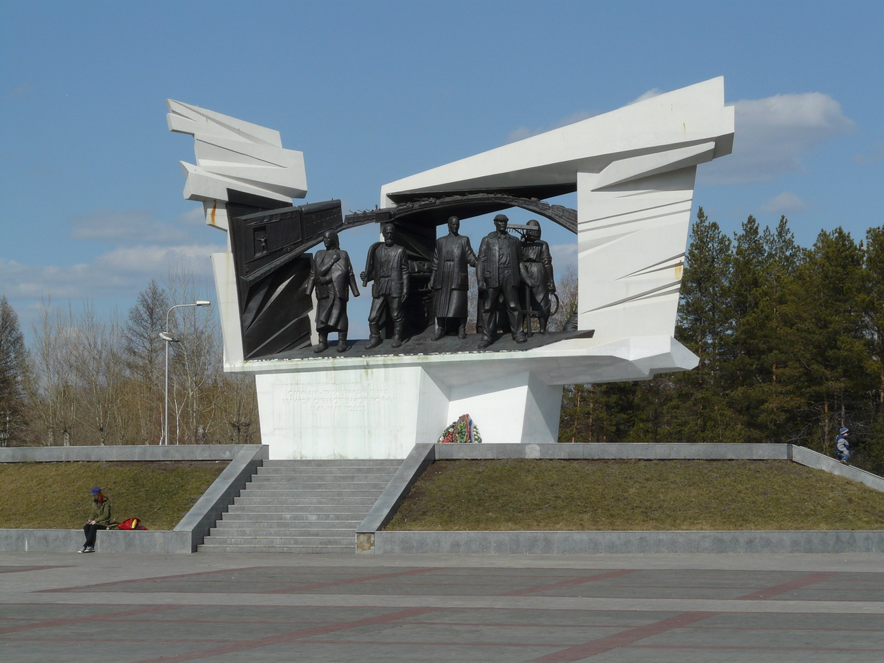 Памятники в омске. Памятник труженикам тыла в Омске на Лизе Чайкиной. Памятник труженикам тыла Октябрьский округ Омск. Город Омск памятники Победы. Памятник труженикам тыла Октябрьский.