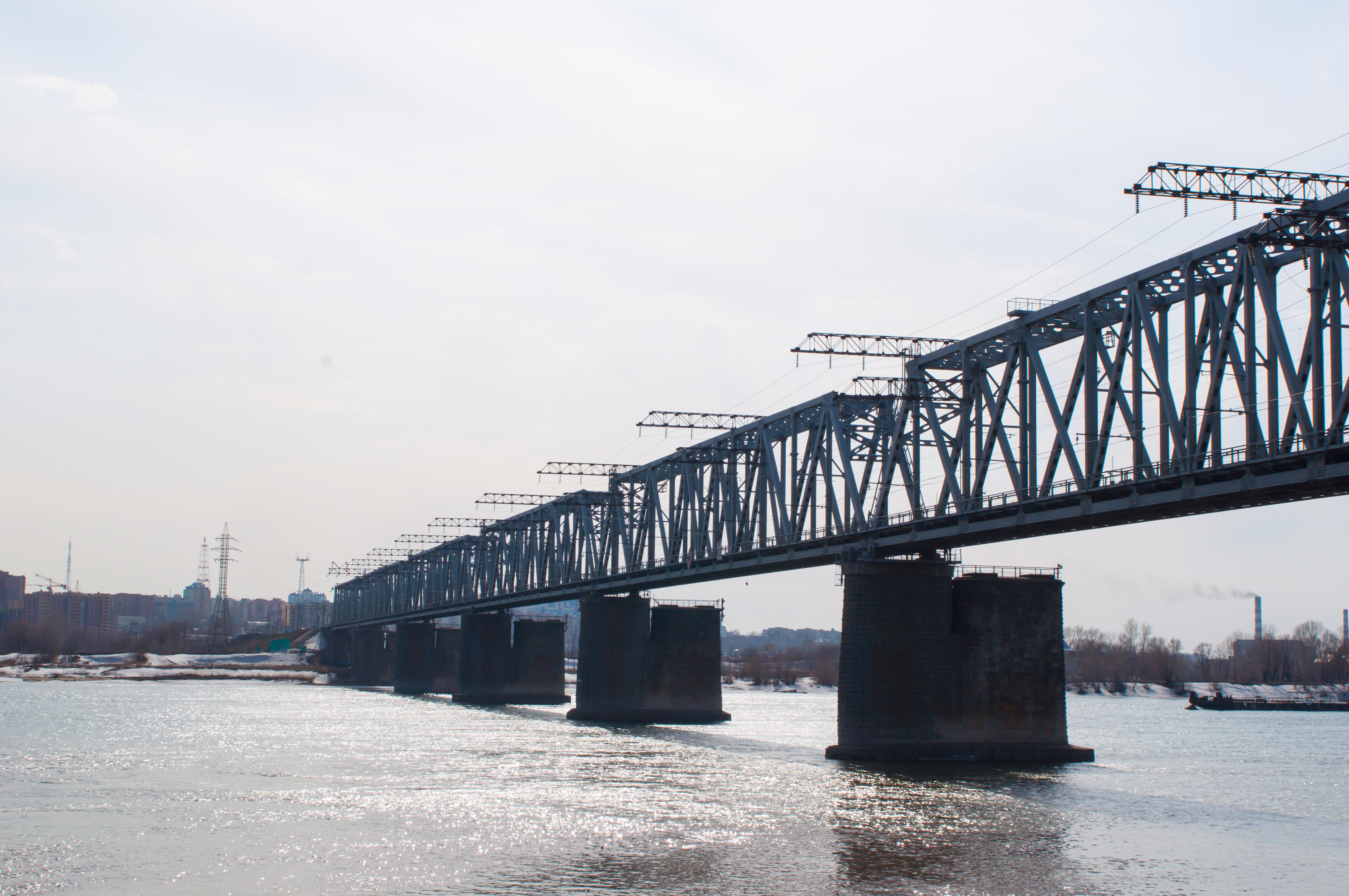 Обь жд. Железнодорожный мост Новосибирск. Железнодорожный мост через Обь. Первый Железнодорожный мост через Обь в Новосибирске. Комсомольский Железнодорожный мост Новосибирск.