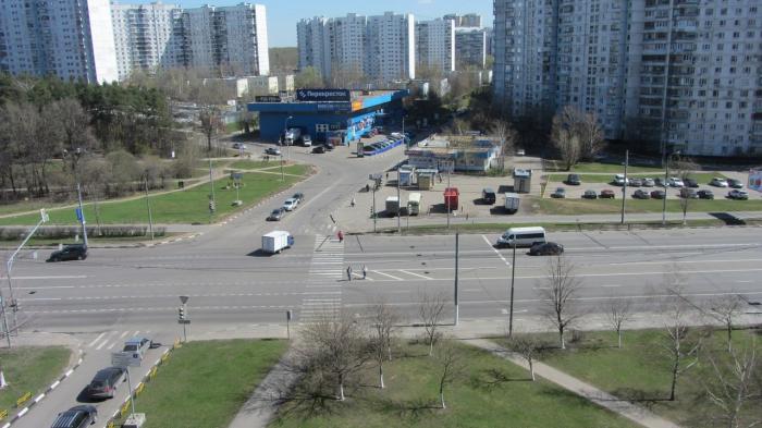 Универсам группировка реальная. Перекресток Московская 58. Перекресток спальном районе. Автозаводский Универсам Южное шоссе три богатыря. Даниловская площадь фото перекресток.