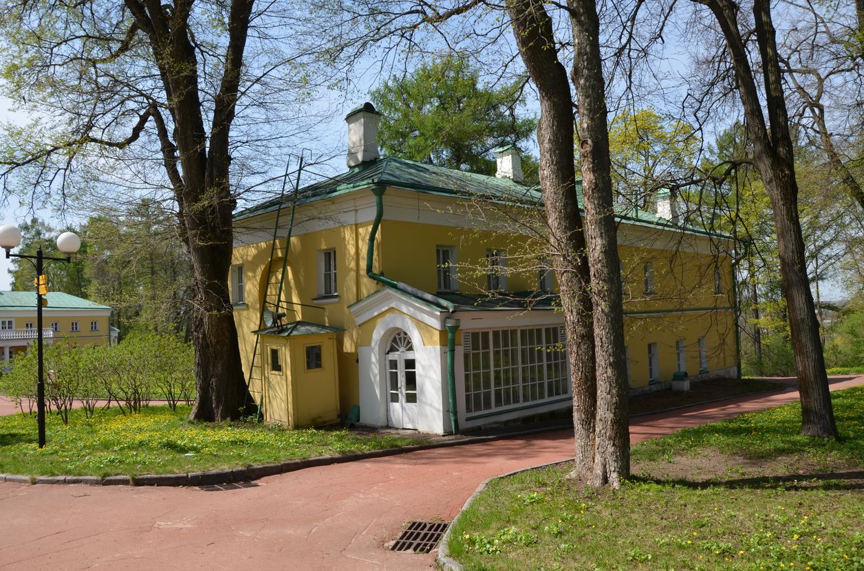 Маленькая флигель. Флигель Кузьминских Ясная Поляна. Флигель Эрара. Флигель Торжок. Каретный флигель.