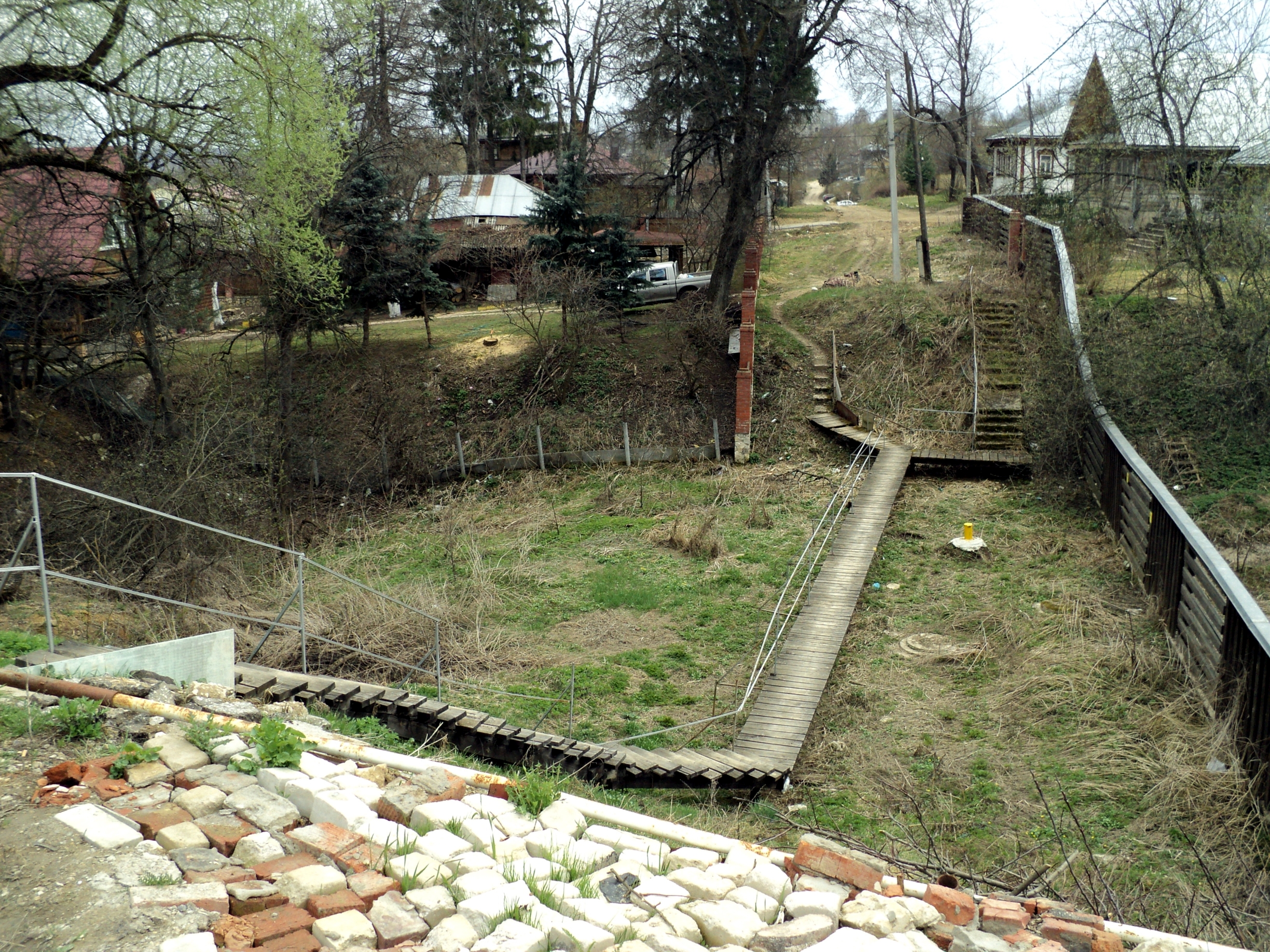 Мост пешеходный через овраг лакина. Переход через овраг. Мостик через ручей нижний парк липецк. Мост через овраг арзамас. Деревянный мостик в пкио кузьминки.
