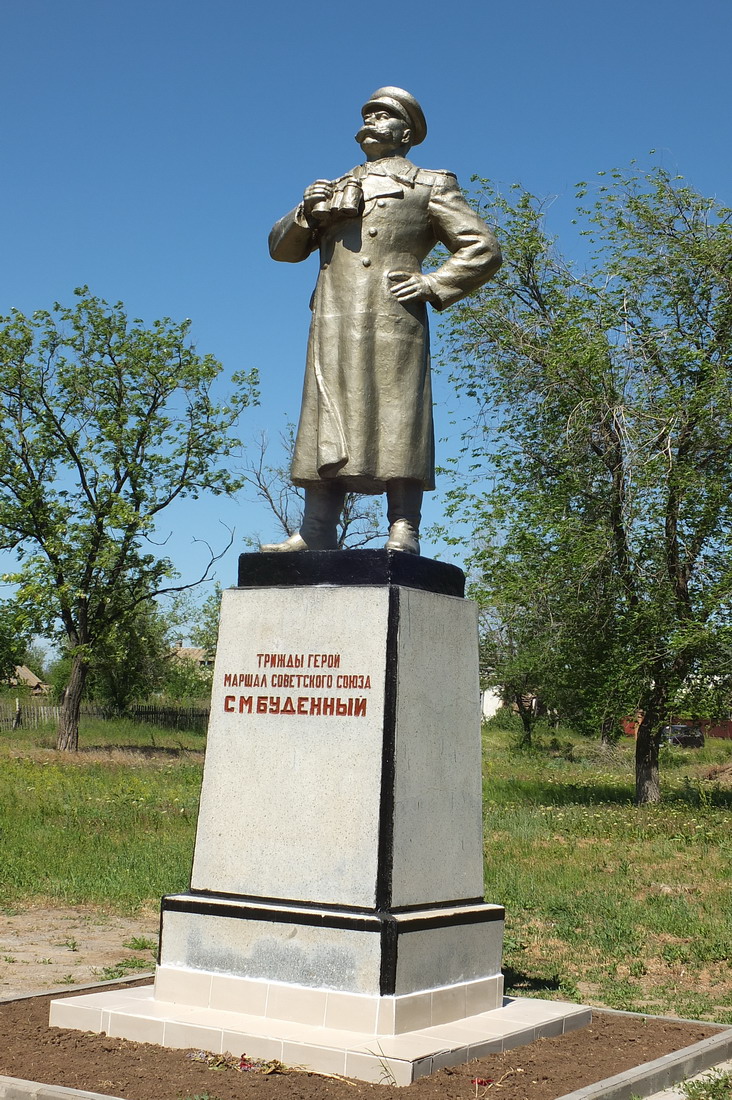 Буденновский пролетарский. Памятник Буденному в Ростовской области. Памятник Буденному в станице буденновской Ростовской. Памятник с.м. Буденному.