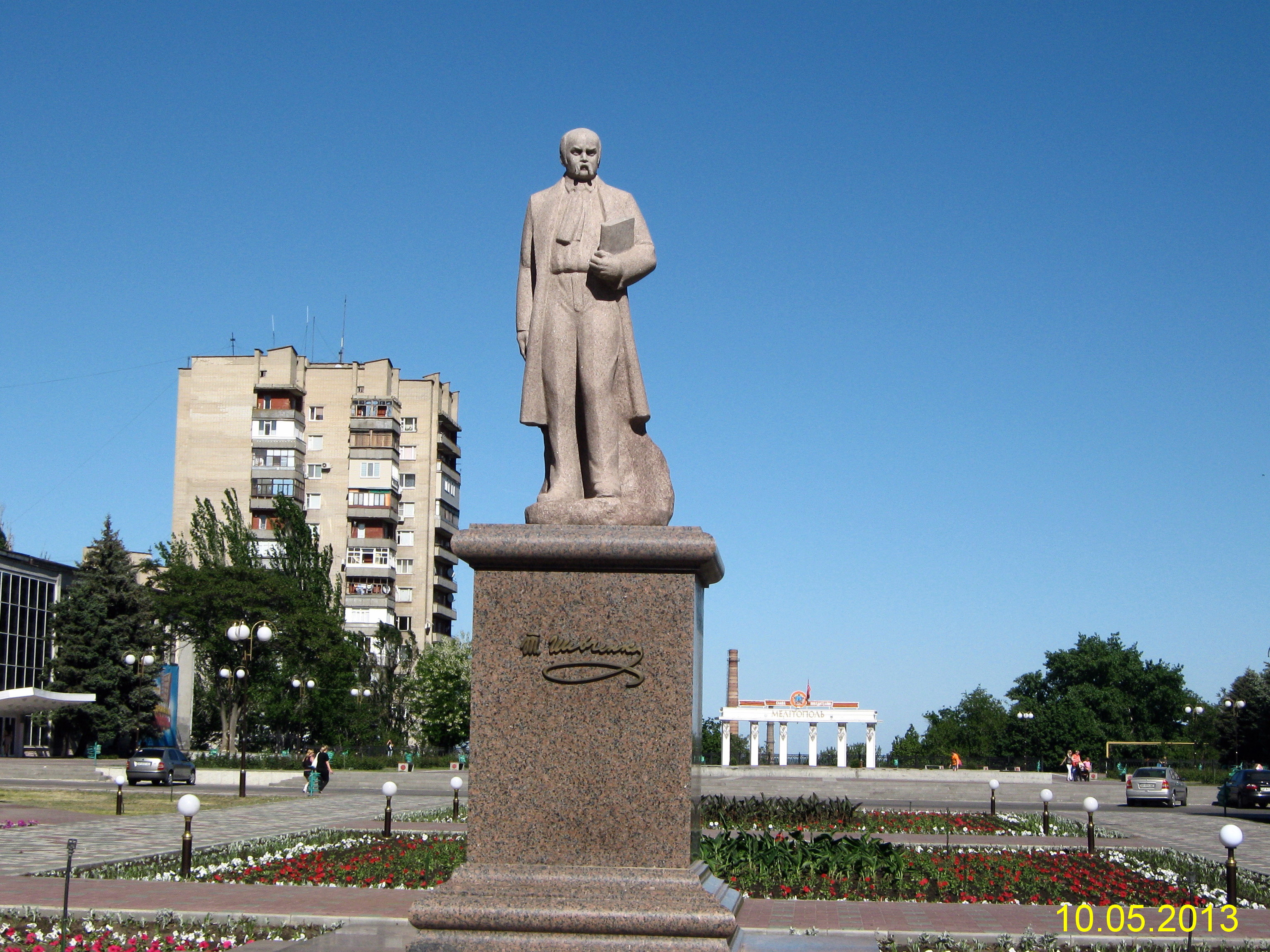 Шевченко г красноярск. Пам'ятник Тарасу Шевченко Мелитополь. Памятник Тарасу Шевченко (Мелитополь). Памятник Шевченко в Мелитополе. Мелитополь площадь Шевченко.