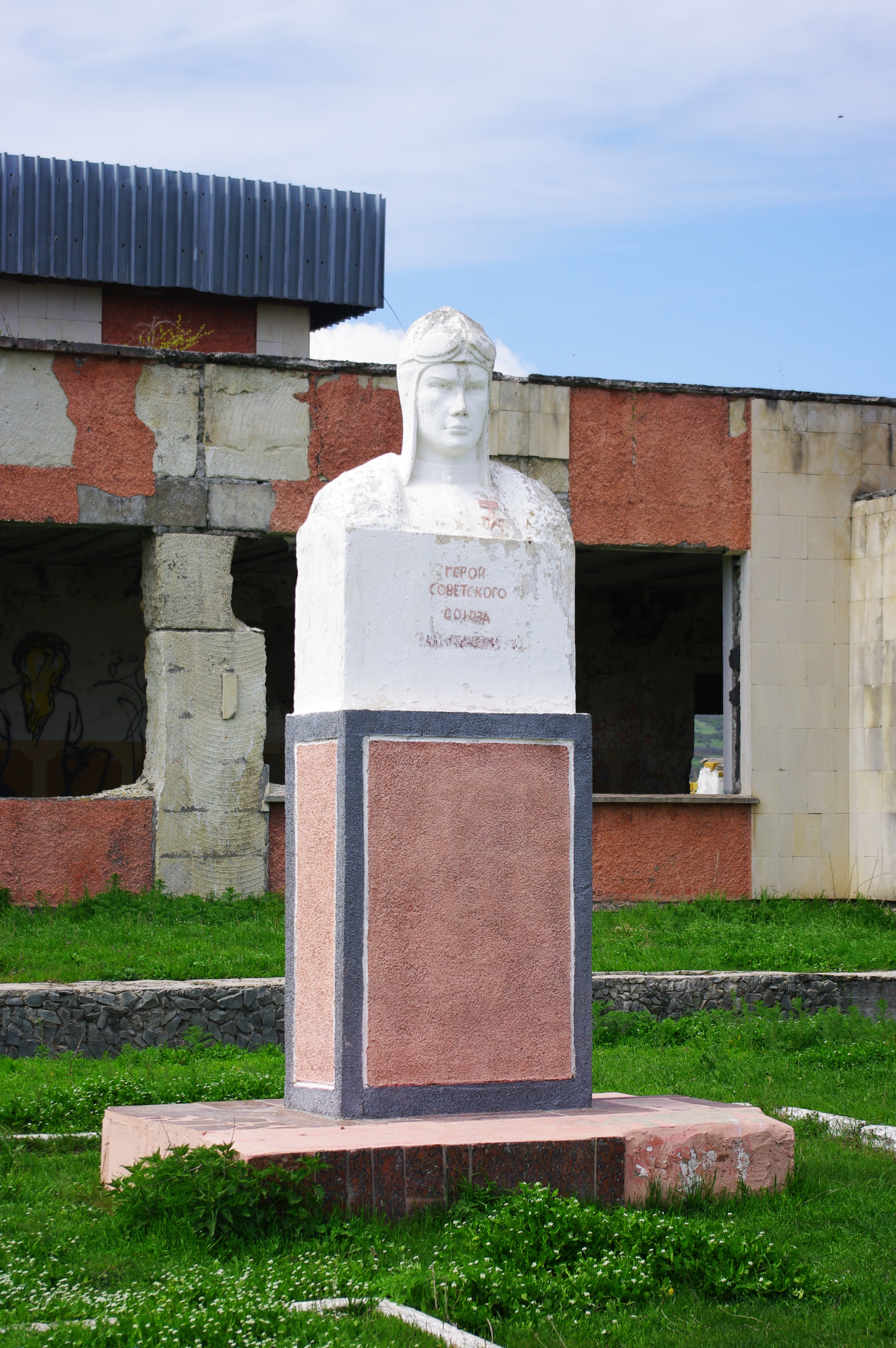 Погода в самохвалово бахчисарайский. Самохвалово Бахчисарайский. Самохвалов Николай Степанович герой советского Союза. Памятник Самохвалову в Крыму. Малое садовое Бахчисарайский район памятник герою советского Союза.