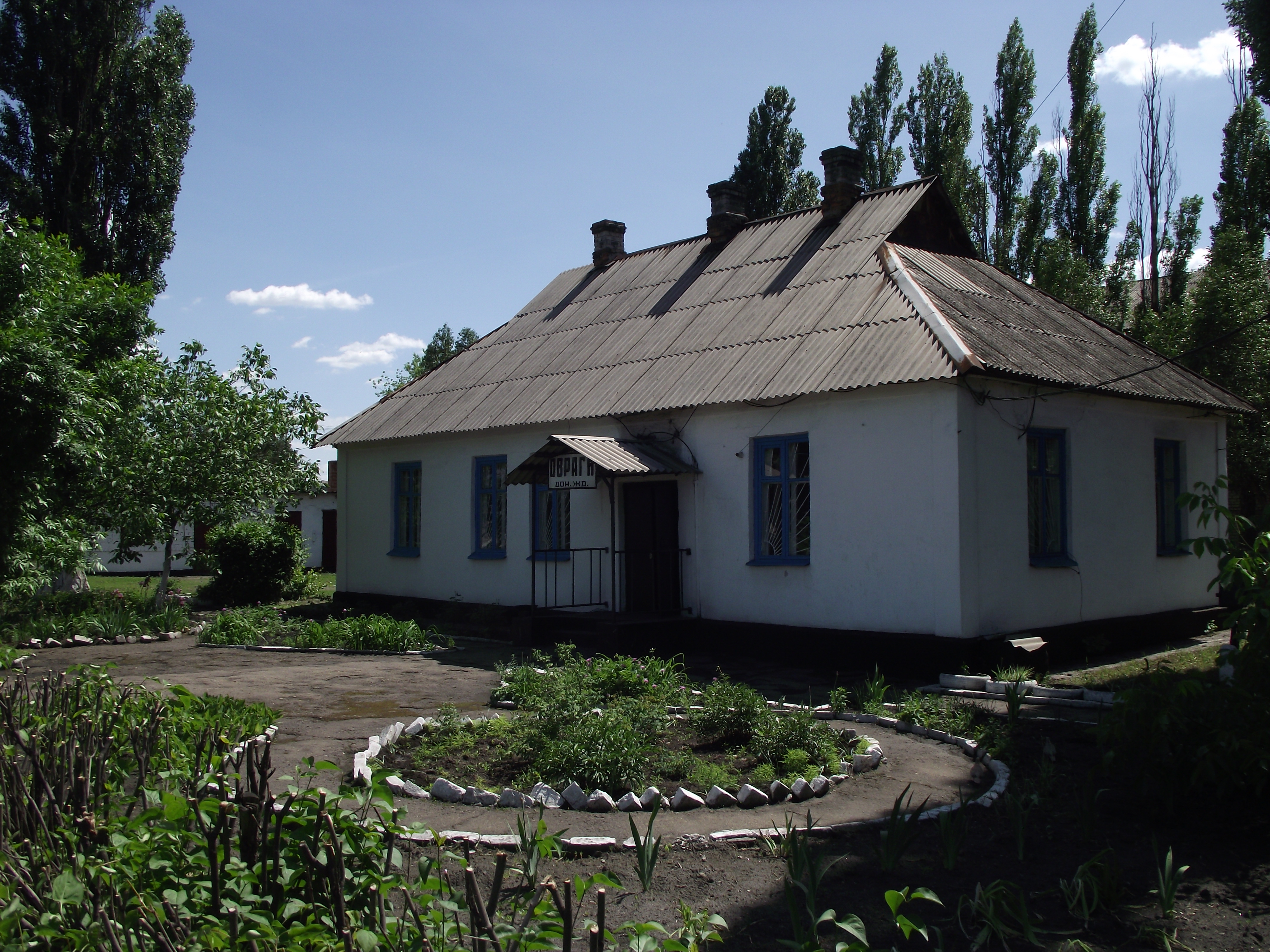 Перевальск луганская область. Перевальская станция. Перевальск ЖД. Улица Тевелева Перевальск. Станция Баржаковка Перевальск.