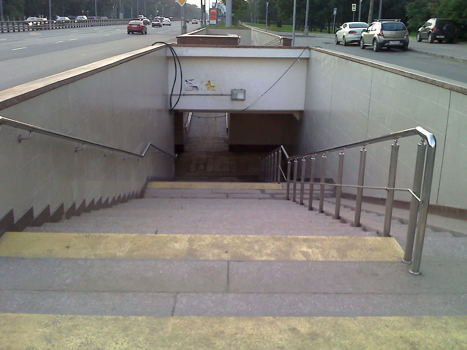Какие переходы. Подземный переход. Подземный пешеходный переход. Парапет подземный переход. Пешеходный тоннель «Лесная».