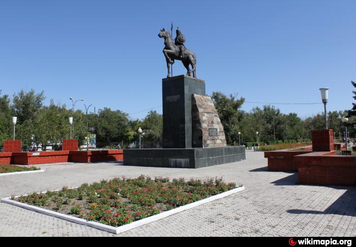 Площадь семей. Памятник Кабанбай батыру в Талдыкоргане. Семипалатинск памятник. Семипалатинск достопримечательности. Парк Победы Семипалатинск.