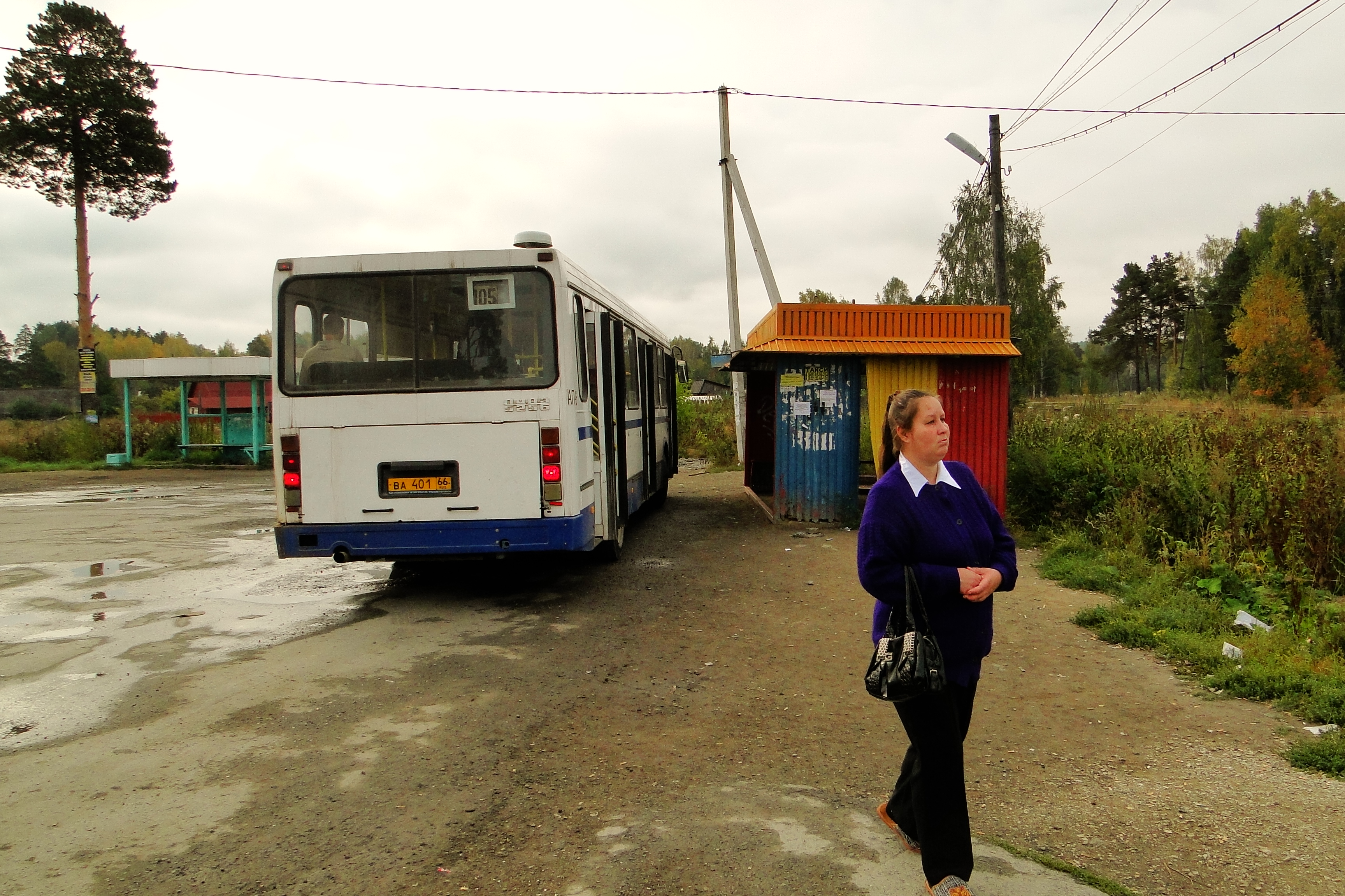 Конечная автобуса. Конечная остановка. Автобус в поселке. Автобусная остановка в поселке.