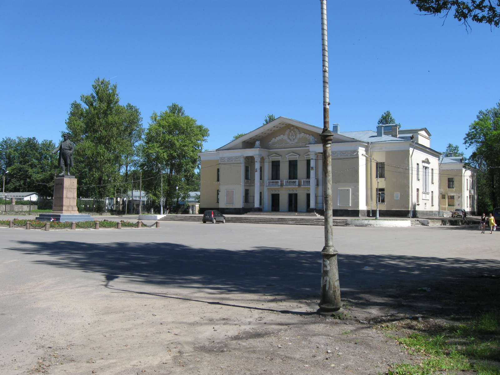 Кировск луганская область. Кировск Центральная площадь. Кировск Театральная площадь.